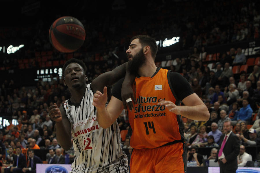 Victoria taronja ante su afición, la primera de la Liga Endesa. El encuentro concluye con un abultado marcador pero el triunfo no convence a la parroquia local.