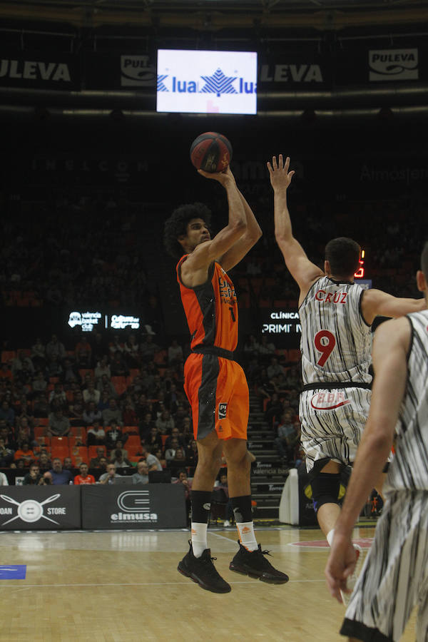 Victoria taronja ante su afición, la primera de la Liga Endesa. El encuentro concluye con un abultado marcador pero el triunfo no convence a la parroquia local.