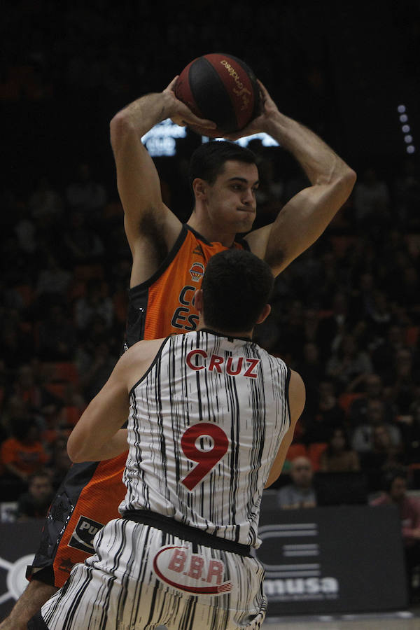 Victoria taronja ante su afición, la primera de la Liga Endesa. El encuentro concluye con un abultado marcador pero el triunfo no convence a la parroquia local.