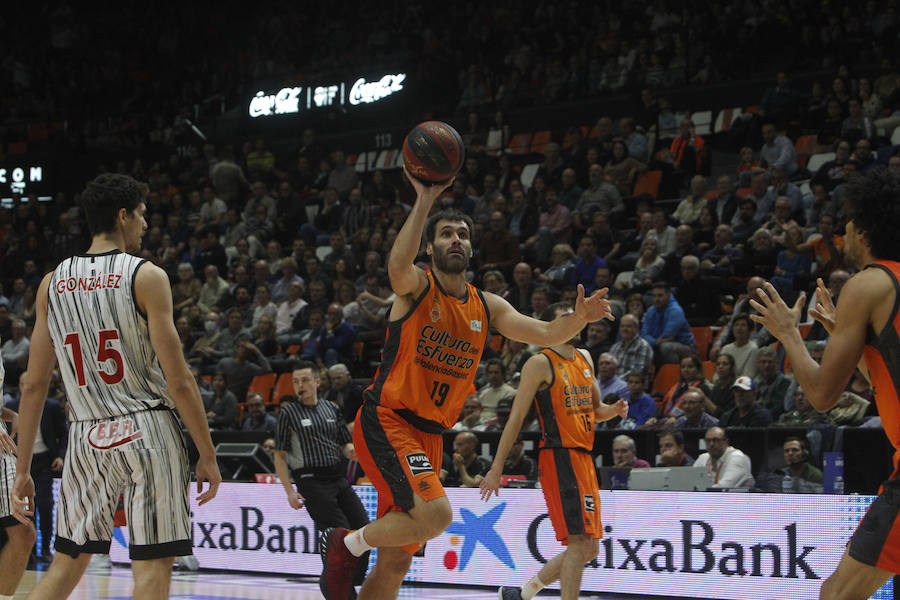 Victoria taronja ante su afición, la primera de la Liga Endesa. El encuentro concluye con un abultado marcador pero el triunfo no convence a la parroquia local.