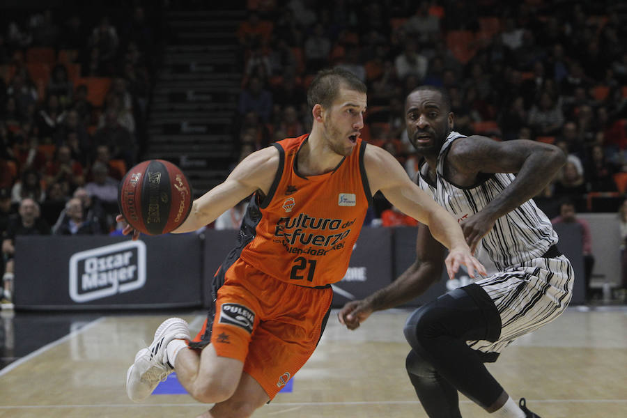 Victoria taronja ante su afición, la primera de la Liga Endesa. El encuentro concluye con un abultado marcador pero el triunfo no convence a la parroquia local.