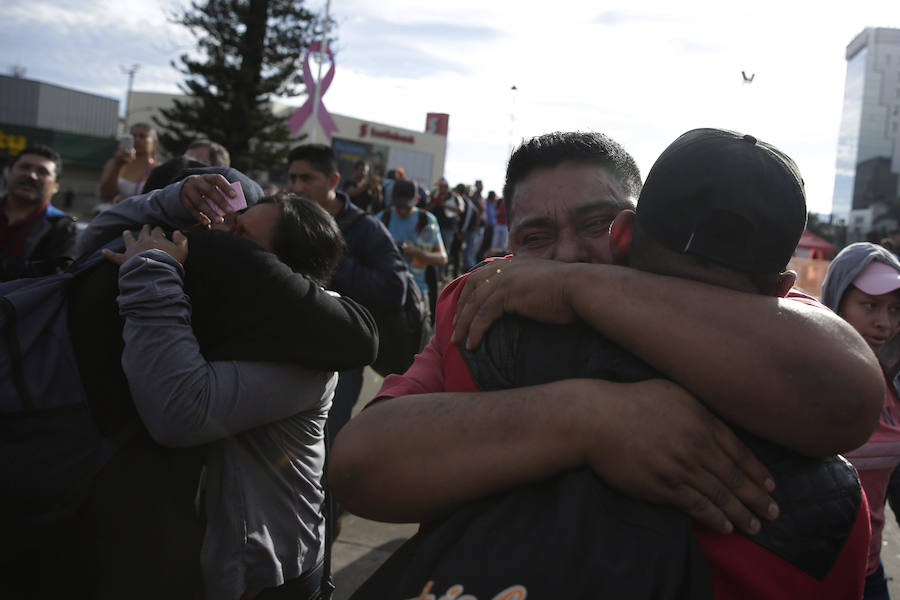 Unos 300 migrantes salvadoreños han salido este domingo de su país hacia la frontera con Guatemala con el objetivo final de llegar a EE UU. Buscan emular la caravana de hondureños que salió el 13 de octubre de San Pedro Sula.