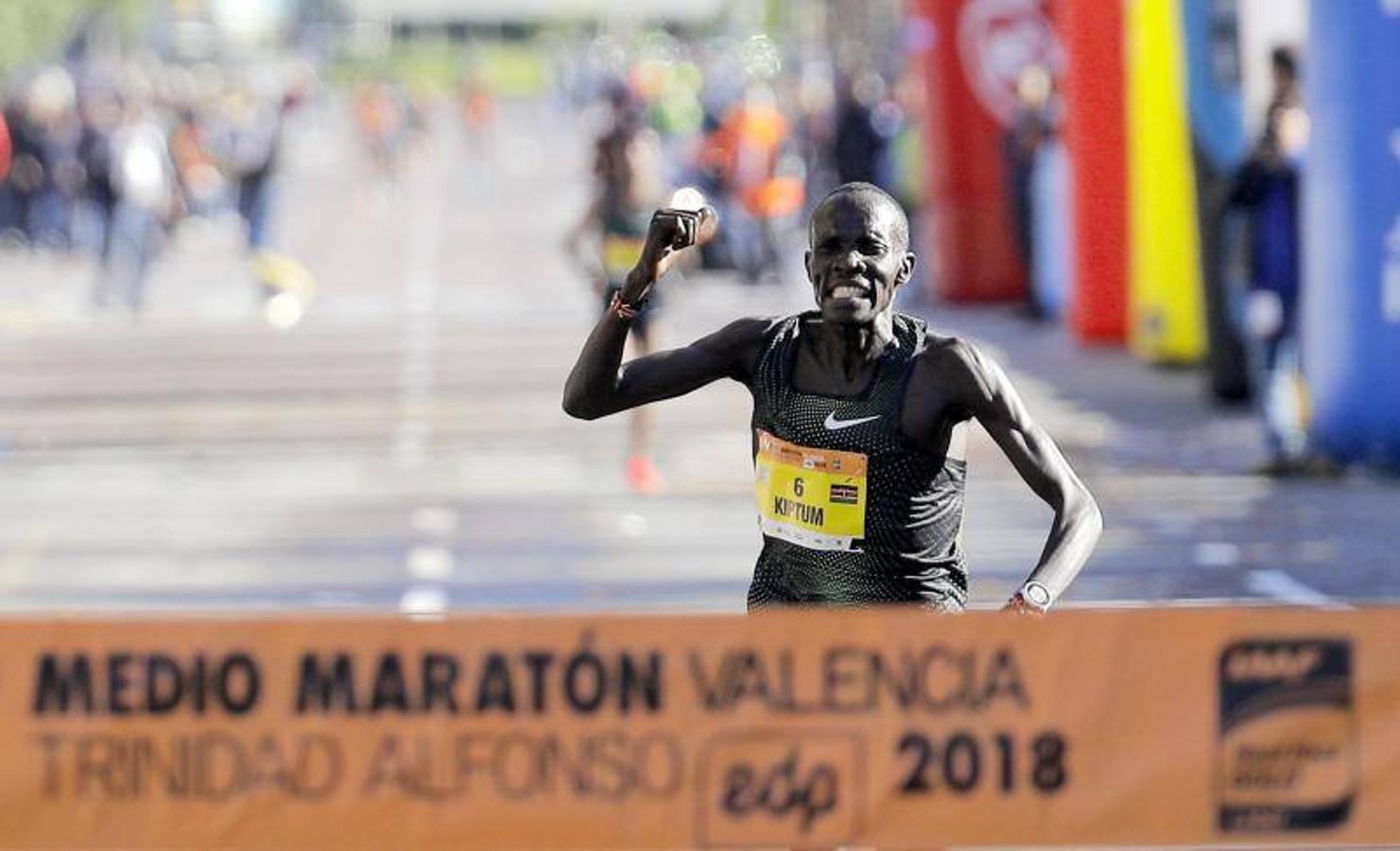 Más de 15.500 corredores participan en una prueba rapidísima que ya ostentaba el récord mundial femenino.