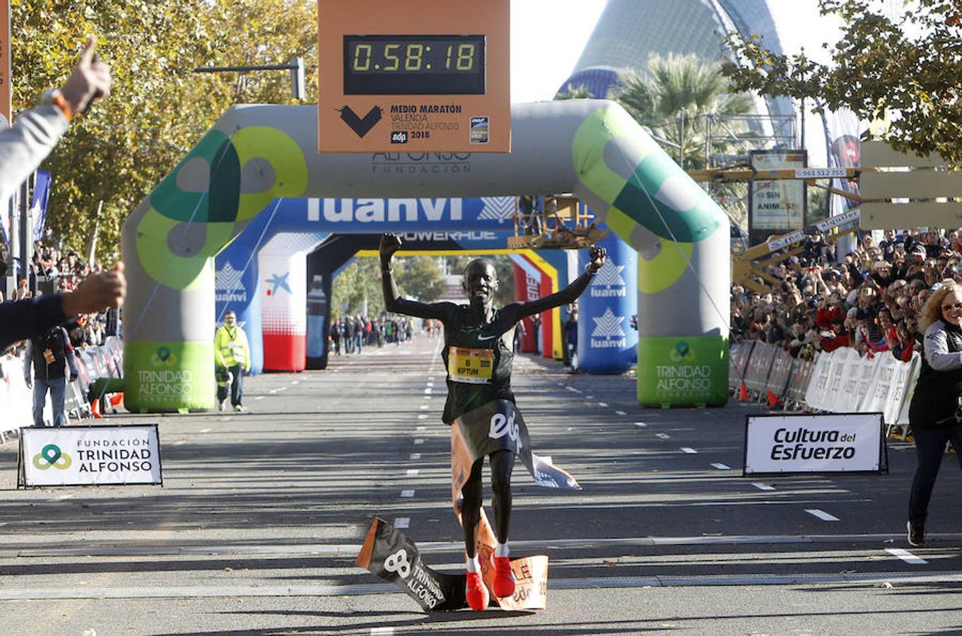 Más de 15.500 corredores participan en una prueba rapidísima que ya ostentaba el récord mundial femenino.