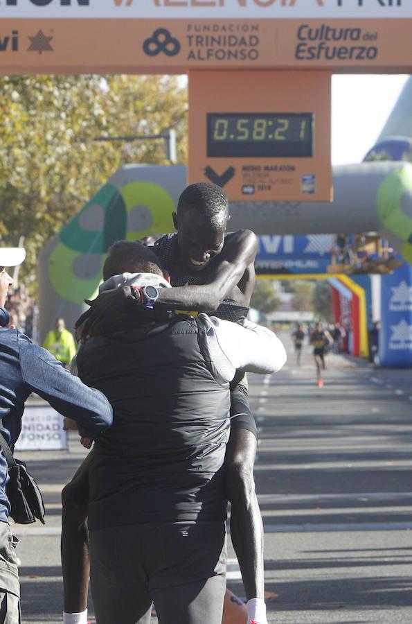 Más de 15.500 corredores participan en una prueba rapidísima que ya ostentaba el récord mundial femenino.