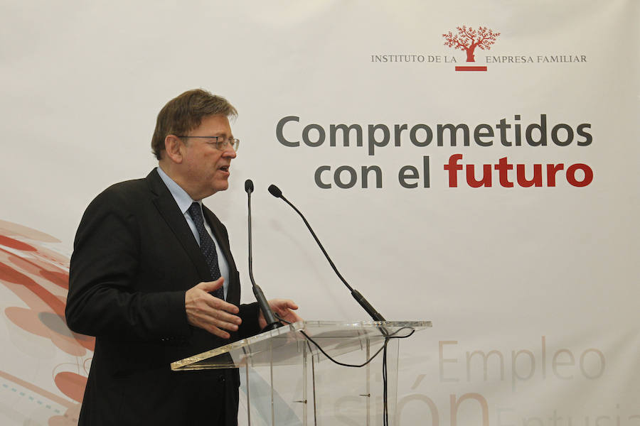 El presidente de AVE, Vicente Boluda, dio la bienvenida este domingo a los participantes en el XXI Congreso Nacional de la Empresa Familiar, que durante dos días reunirá «al verdadero motor de la economía española: las empresas familiares» en Valencia, tierra «de emprendedores» y que «ha jugado un papel clave en el fortalecimiento y desarrollo de España». Junto al presidente Ximo Puig y la primera teniente de alcalde, Sandra Gómez, el naviero ejerció como anfitrión en el cóctel previo a la cumbre que inaugurará este lunes el Rey Felipe VI, con ponentes como Juan Roig, Simón Pedro Barceló, José Manuel Entrecanales o Marc Puig. El martes será el turno de Pablo Casado, Juan Corona, Alberto Zoilo, Vicente Boluda, César Pontvianne, Gloria Fluxá, Yolanda Tomás y Mireia Torres, con Pedro Sánchez y Francisco Riberas en la clausura.