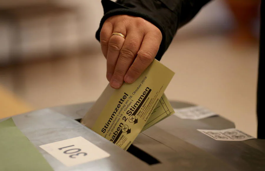 Un votante emite su voto durante las elecciones del estado de Hesse en un colegio electoral en Giessen, Alemania.
