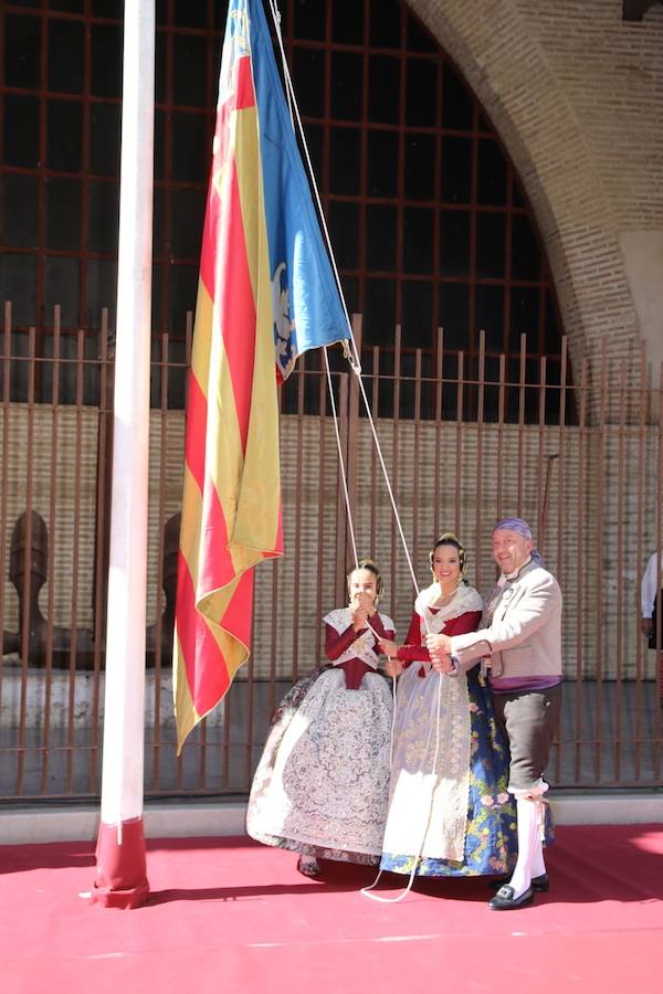 Un año más la Agrupación de Fallas del Marítimo ha rendido su Homenaje a la Real Senyera en las Atarazanas de Valencia este domingo 28 de octubre. El acto ha contado con las 46 comisiones de la Agrupación, así como con las falleras mayores de Valencia 2019, Marina Civera y Sara Larrazábal, quienes fueron las encargadas de izar la Senyera. El mantenedor ha sido Josep García Bosch, vicepresidente de Junta Central Fallera y Coordinador de los Vestidores de la Virgen de los Desamparados. Tras sus palabras y la entrega de recuerdos a los Grupos de Bailes participantes, se cerró el acto con las palabras del Presidente de la Agrupación de Fallas del Marítimo, Pepe Pastor Gimeno y la interpretación del Himno Regional.