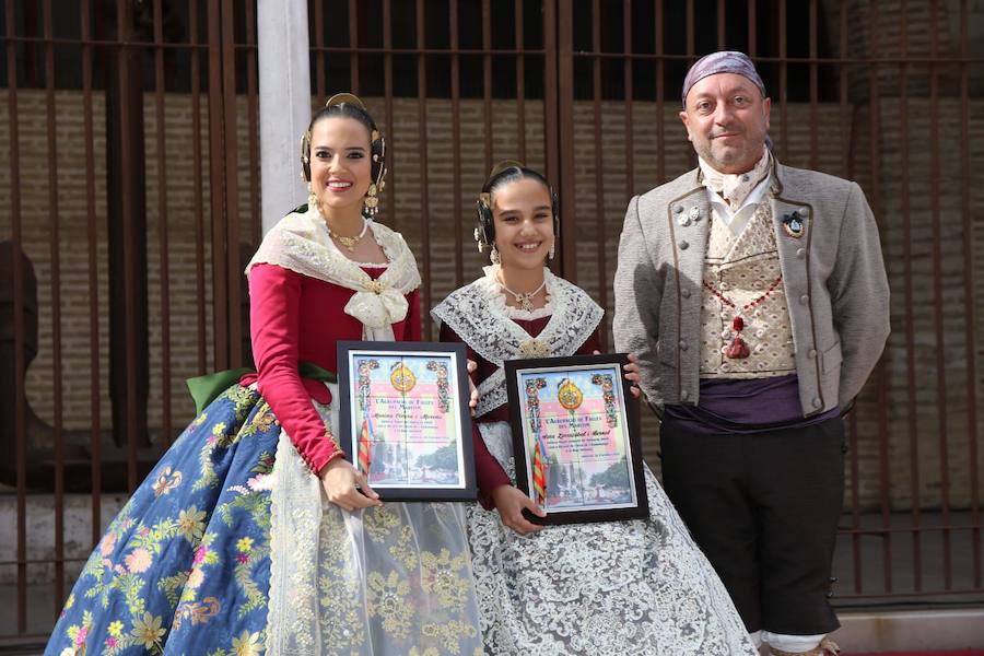 Un año más la Agrupación de Fallas del Marítimo ha rendido su Homenaje a la Real Senyera en las Atarazanas de Valencia este domingo 28 de octubre. El acto ha contado con las 46 comisiones de la Agrupación, así como con las falleras mayores de Valencia 2019, Marina Civera y Sara Larrazábal, quienes fueron las encargadas de izar la Senyera. El mantenedor ha sido Josep García Bosch, vicepresidente de Junta Central Fallera y Coordinador de los Vestidores de la Virgen de los Desamparados. Tras sus palabras y la entrega de recuerdos a los Grupos de Bailes participantes, se cerró el acto con las palabras del Presidente de la Agrupación de Fallas del Marítimo, Pepe Pastor Gimeno y la interpretación del Himno Regional.