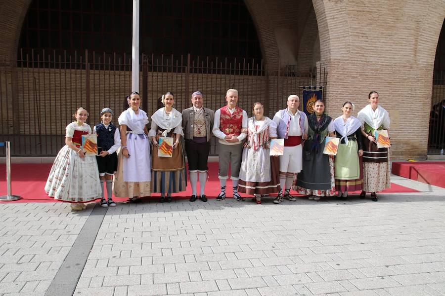 Un año más la Agrupación de Fallas del Marítimo ha rendido su Homenaje a la Real Senyera en las Atarazanas de Valencia este domingo 28 de octubre. El acto ha contado con las 46 comisiones de la Agrupación, así como con las falleras mayores de Valencia 2019, Marina Civera y Sara Larrazábal, quienes fueron las encargadas de izar la Senyera. El mantenedor ha sido Josep García Bosch, vicepresidente de Junta Central Fallera y Coordinador de los Vestidores de la Virgen de los Desamparados. Tras sus palabras y la entrega de recuerdos a los Grupos de Bailes participantes, se cerró el acto con las palabras del Presidente de la Agrupación de Fallas del Marítimo, Pepe Pastor Gimeno y la interpretación del Himno Regional.