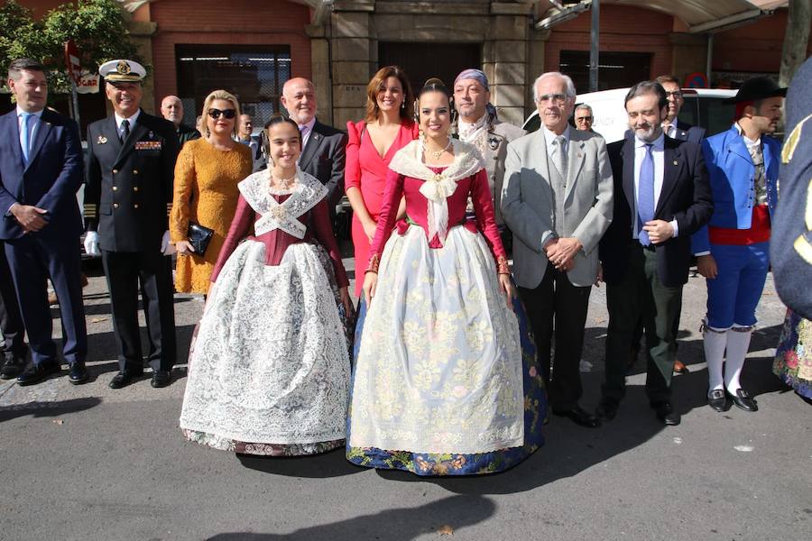 Un año más la Agrupación de Fallas del Marítimo ha rendido su Homenaje a la Real Senyera en las Atarazanas de Valencia este domingo 28 de octubre. El acto ha contado con las 46 comisiones de la Agrupación, así como con las falleras mayores de Valencia 2019, Marina Civera y Sara Larrazábal, quienes fueron las encargadas de izar la Senyera. El mantenedor ha sido Josep García Bosch, vicepresidente de Junta Central Fallera y Coordinador de los Vestidores de la Virgen de los Desamparados. Tras sus palabras y la entrega de recuerdos a los Grupos de Bailes participantes, se cerró el acto con las palabras del Presidente de la Agrupación de Fallas del Marítimo, Pepe Pastor Gimeno y la interpretación del Himno Regional.