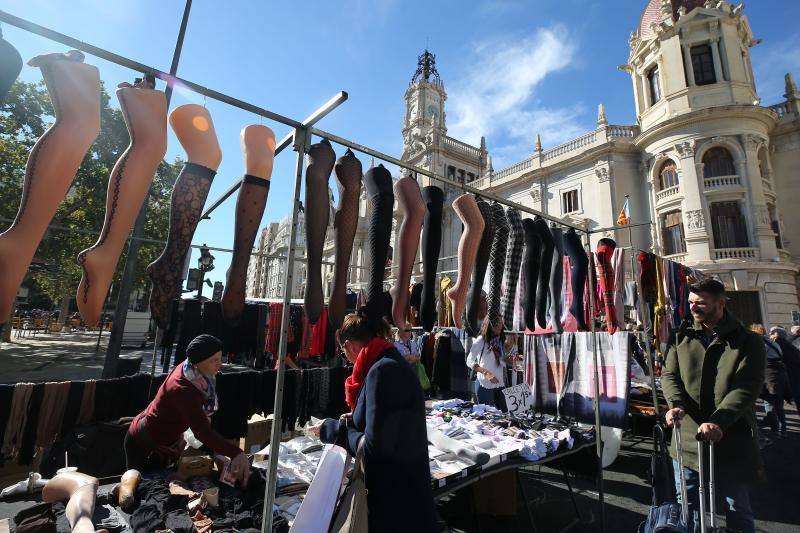 Un centenar de puestos de venta ambulante ofrecen ropa, bisutería y hasta utensilios de cocina en la fiesta de los mercados extraordinarios de Valencia, que se ha celebrado este domingo 28 de octubre