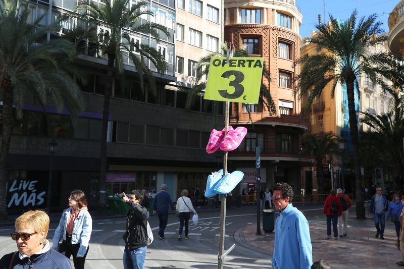 Un centenar de puestos de venta ambulante ofrecen ropa, bisutería y hasta utensilios de cocina en la fiesta de los mercados extraordinarios de Valencia, que se ha celebrado este domingo 28 de octubre