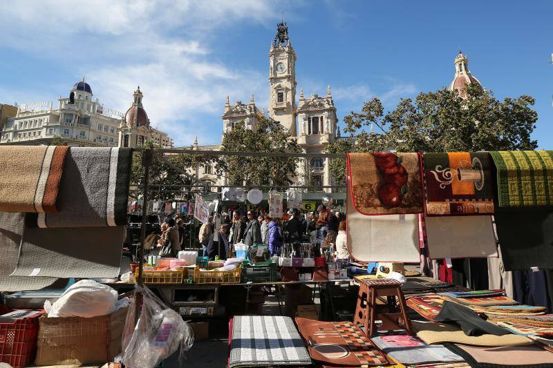 Un centenar de puestos de venta ambulante ofrecen ropa, bisutería y hasta utensilios de cocina en la fiesta de los mercados extraordinarios de Valencia, que se ha celebrado este domingo 28 de octubre