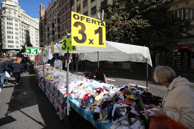 Un centenar de puestos de venta ambulante ofrecen ropa, bisutería y hasta utensilios de cocina en la fiesta de los mercados extraordinarios de Valencia, que se ha celebrado este domingo 28 de octubre