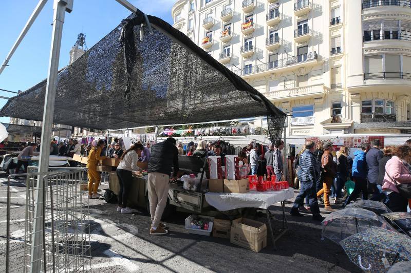 Un centenar de puestos de venta ambulante ofrecen ropa, bisutería y hasta utensilios de cocina en la fiesta de los mercados extraordinarios de Valencia, que se ha celebrado este domingo 28 de octubre