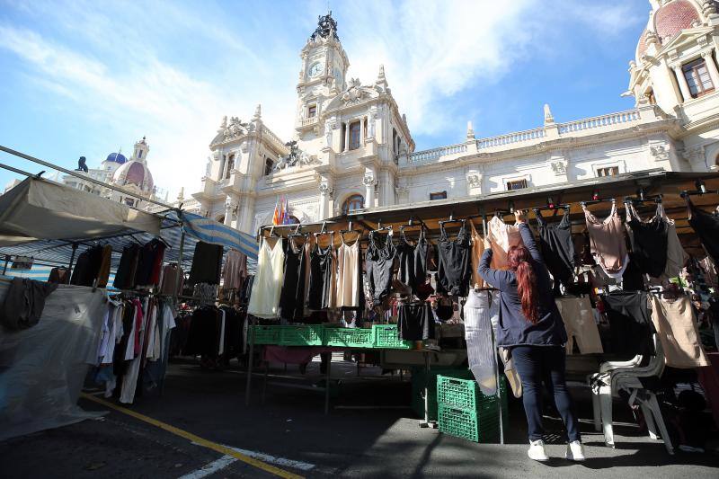 Un centenar de puestos de venta ambulante ofrecen ropa, bisutería y hasta utensilios de cocina en la fiesta de los mercados extraordinarios de Valencia, que se ha celebrado este domingo 28 de octubre