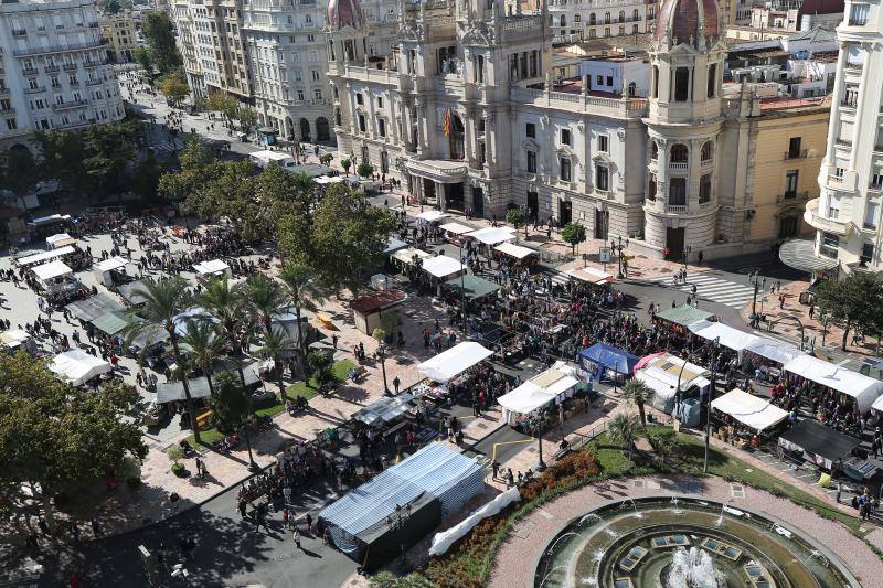 Un centenar de puestos de venta ambulante ofrecen ropa, bisutería y hasta utensilios de cocina en la fiesta de los mercados extraordinarios de Valencia, que se ha celebrado este domingo 28 de octubre