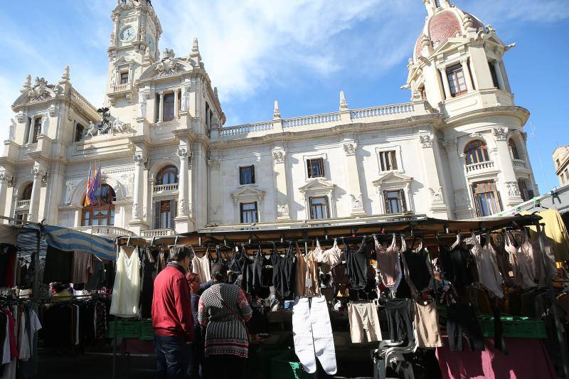 Un centenar de puestos de venta ambulante ofrecen ropa, bisutería y hasta utensilios de cocina en la fiesta de los mercados extraordinarios de Valencia, que se ha celebrado este domingo 28 de octubre