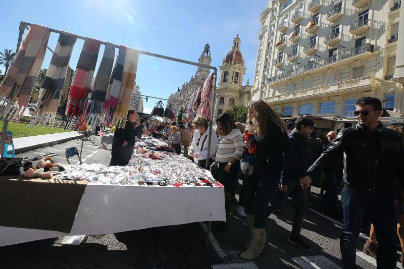 Un centenar de puestos de venta ambulante ofrecen ropa, bisutería y hasta utensilios de cocina en la fiesta de los mercados extraordinarios de Valencia, que se ha celebrado este domingo 28 de octubre