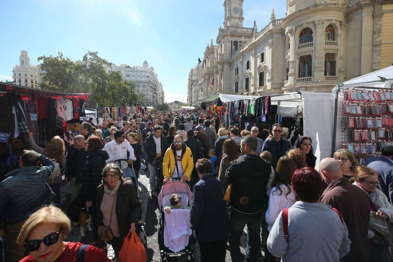 Un centenar de puestos de venta ambulante ofrecen ropa, bisutería y hasta utensilios de cocina en la fiesta de los mercados extraordinarios de Valencia, que se ha celebrado este domingo 28 de octubre