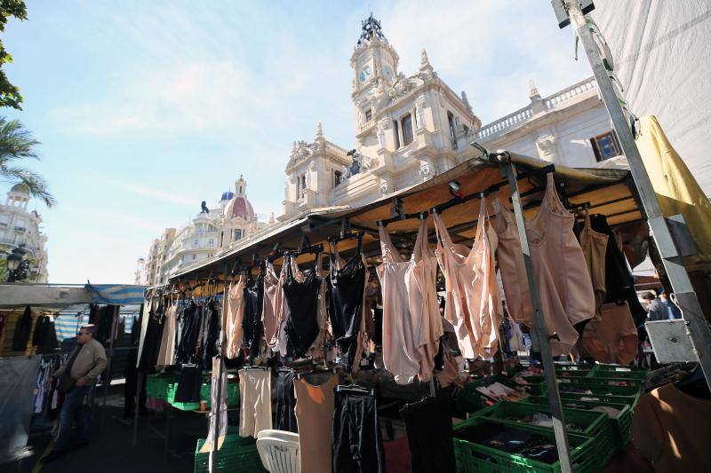 Un centenar de puestos de venta ambulante ofrecen ropa, bisutería y hasta utensilios de cocina en la fiesta de los mercados extraordinarios de Valencia, que se ha celebrado este domingo 28 de octubre