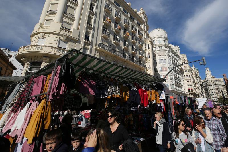 Un centenar de puestos de venta ambulante ofrecen ropa, bisutería y hasta utensilios de cocina en la fiesta de los mercados extraordinarios de Valencia, que se ha celebrado este domingo 28 de octubre