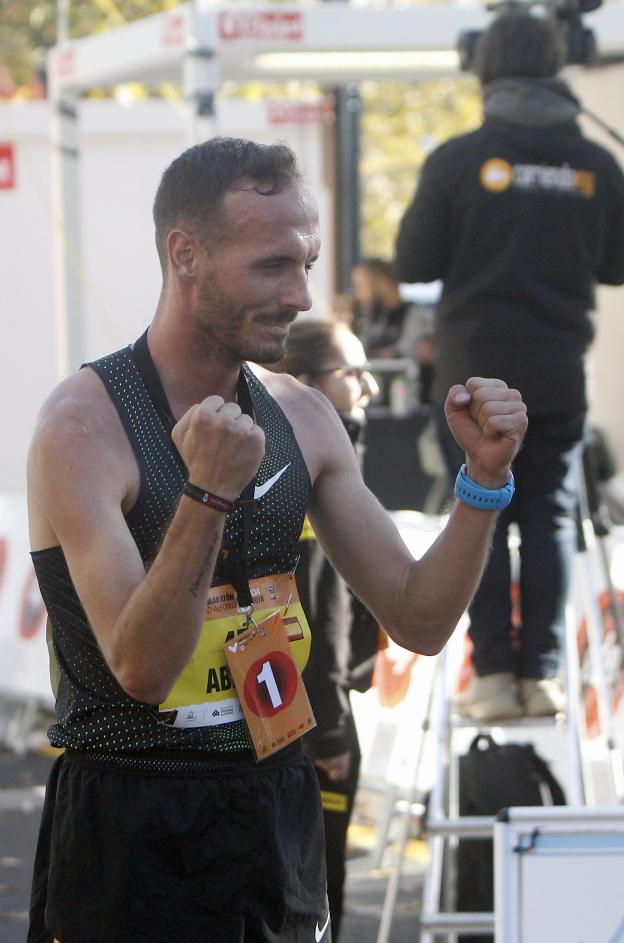 El atleta español Toni Abadía, ayer al acabar la carrera. 