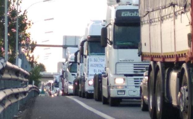Una marcha lenta de 30 camiones protesta en Valencia por las condiciones del sector