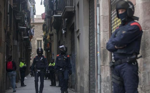 Imagen de varios agentes durante la operación.