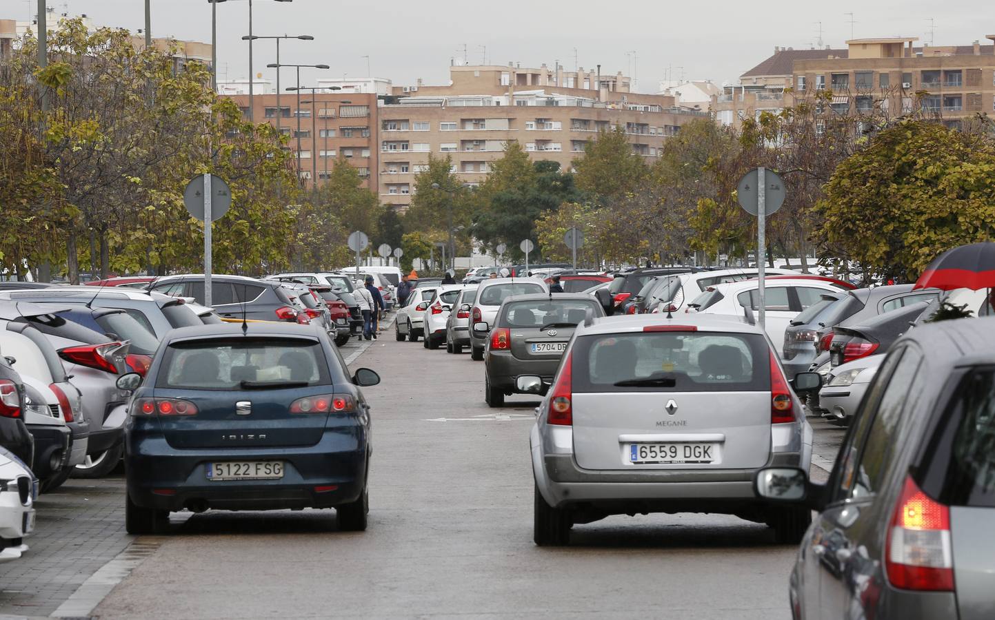 Fotos: La lluvia en Valencia no frena las visitas a los cementerios