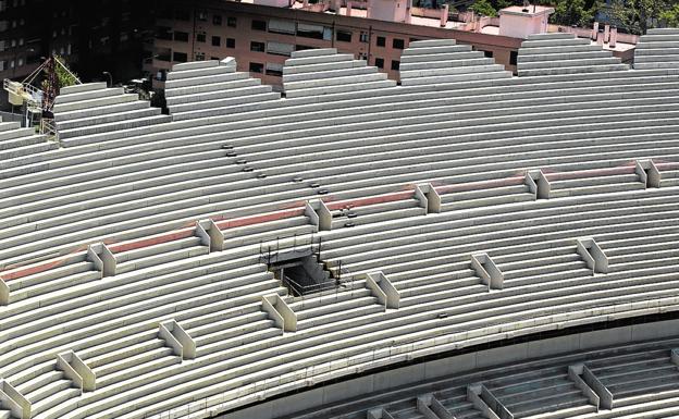 El hormigón es el paisaje habitual del nuevo Mestalla, una obra congelada en el tiempo. 