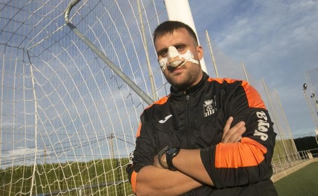 Joan, entrenador agredido el pasado domingo, ayer en el campo del Meliana. 