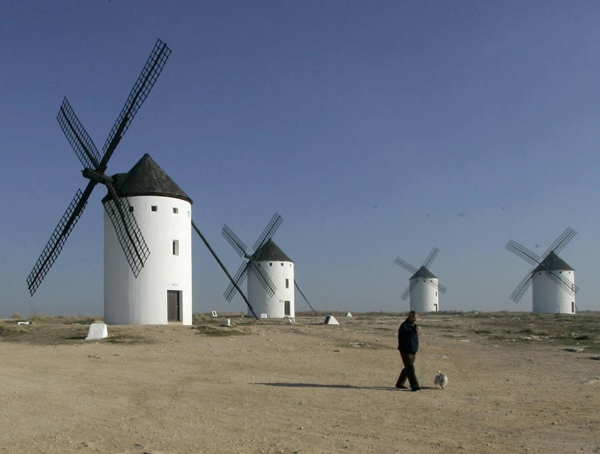 Campo de Criptana (Ciudad Real): el lugar en el que Don Quijote se enfrentó a los 'Gigantes' se encuentra en este lugar de Castilla La Mancha. Un lugar icónico, cuyo encanto no reside únicamente en los molinos de viento, sino en cada calle, plaza y, sobre todo, en la gastronomía y los vinos que este pueblo ofrece. 