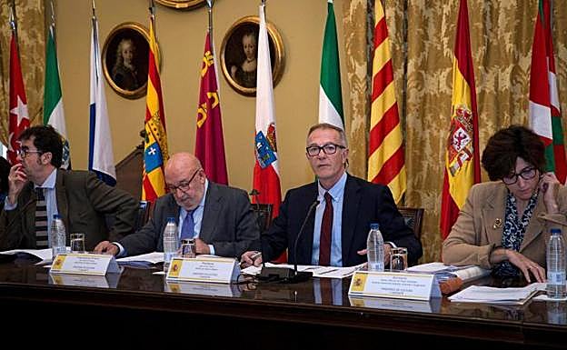 El mininistro de Cultura, José Guirao (segundo por la derecha), durante la reunión sectorial.