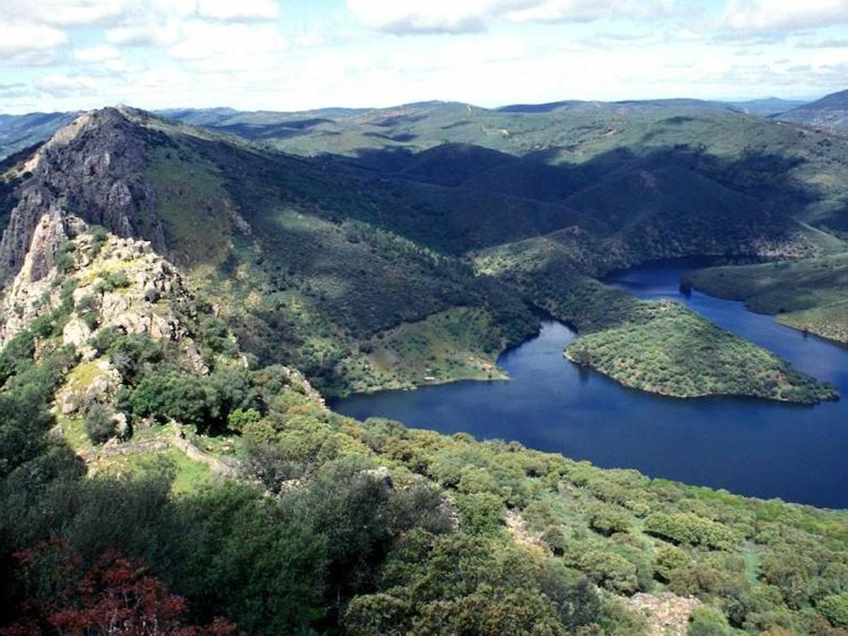 Monfragüe (Cáceres): ubicado en la confluencia de los ríos Tajo y Tiétar, a pocos kilómetros de la ciudad de Plasencia, este destino es recomendable no solo por el atractivo de su paraje natural, sino por ser uno de los puntos de mayor interés ornitológico de España. A simple vista, el visitante puede ver cientos de rapaces como buitres y águilas imperiales.