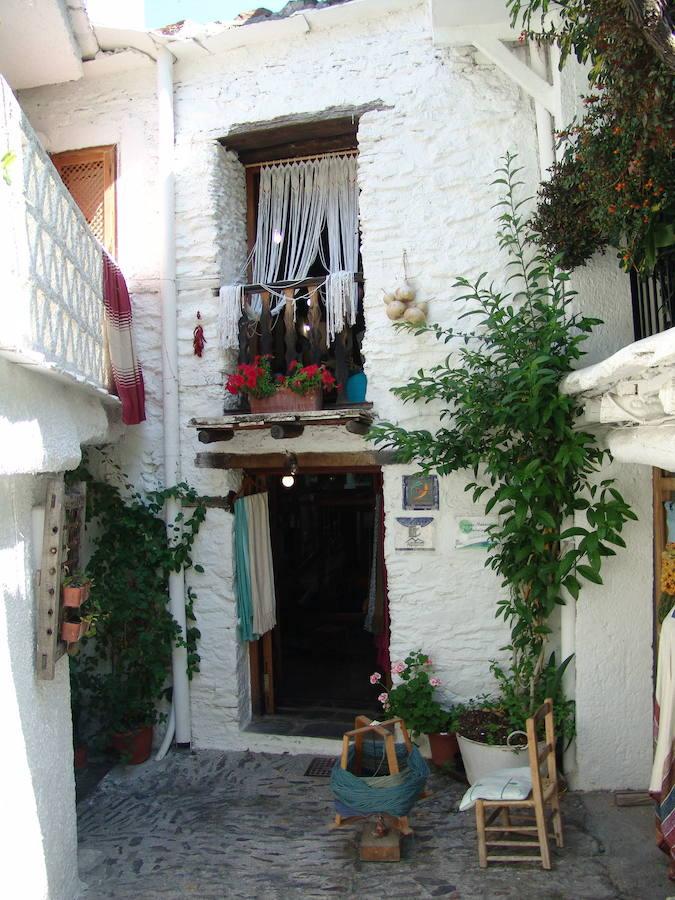 Pampaneira (Granada): forma parte del conjunto de pueblos que componen la Alpujarra granadina y, a pesar de ser de los más pequeños, es ideal para perderse. Se caracteriza por sus casas blancas y escalonadas, los balcones llenos de plantas, las callejuelas y las tiendas de artesanía, especialmente, de alfombras.