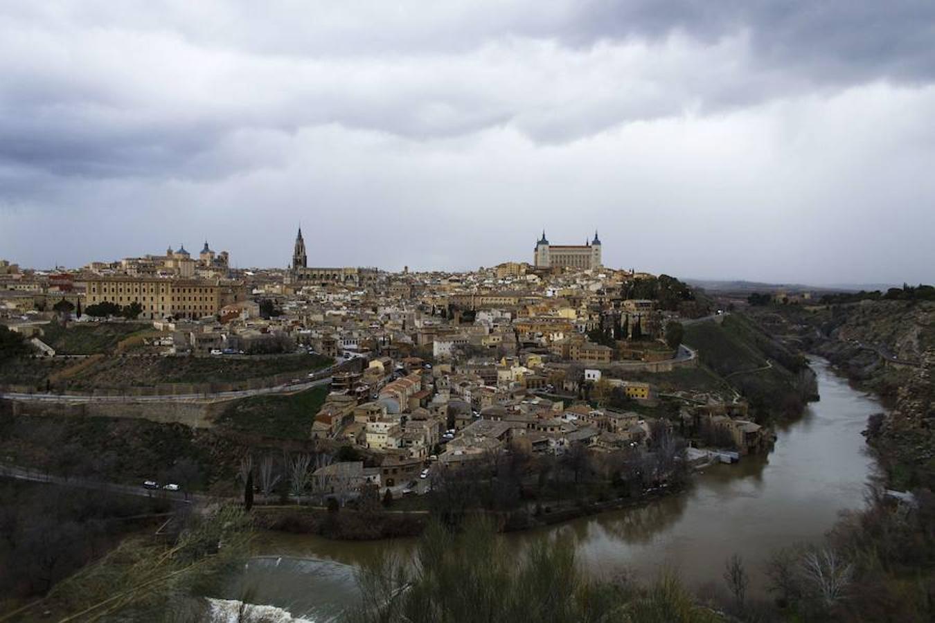 Toledo: bañada por el río Tajo, esta ciudad de las tres culturas es una mezcla de historia, arte, gastronomía y artesanía. La convivencia durante siglos de cristianos, árabes y judíos hacen que Toledo presuma hoy de un legado artístico y cultural único. Su casco antiguo es un museo al aire libre, con iglesias, mezquitas, sinagogas, palacios y fortalezas. Es, además, Patrimonio de la Humanidad.