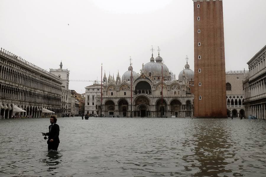 El agua alcanzó el lunes un nivel histórico en Venecia debido al  temporal de fuertes vientos, precipitaciones y mareas altas que azota Italia , donde además muchas escuelas se vieron obligadas a cerrar. Hacia las 15 horas, el 'acqua alta' (agua alta) alcanzó un máximo de 156 centímetros en Venecia. Las habituales pasarelas de madera que permiten caminar en seco en caso de inundación dejaron de ser seguras. La plaza de San Marcos quedó inaccesible para los turistas y muchos decidieron recorrer las calles de alrededor. Los niños iban a hombros de sus padres y con los pies empapados. Es la sexta vez en la historia reciente de la ciudad que el 'acqua alta' supera los 150 centímetros: en 1951 llegó a 151 cm.; en 1976 a los 166 cm.; en 1986 alcanzó los 159 cm.; en 2008 se situó en 156 cm. y en noviembre de 1966 logró un nivel récord de 194 cm.