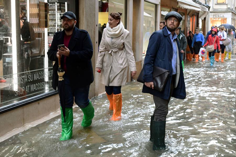 El agua alcanzó el lunes un nivel histórico en Venecia debido al  temporal de fuertes vientos, precipitaciones y mareas altas que azota Italia , donde además muchas escuelas se vieron obligadas a cerrar. Hacia las 15 horas, el 'acqua alta' (agua alta) alcanzó un máximo de 156 centímetros en Venecia. Las habituales pasarelas de madera que permiten caminar en seco en caso de inundación dejaron de ser seguras. La plaza de San Marcos quedó inaccesible para los turistas y muchos decidieron recorrer las calles de alrededor. Los niños iban a hombros de sus padres y con los pies empapados. Es la sexta vez en la historia reciente de la ciudad que el 'acqua alta' supera los 150 centímetros: en 1951 llegó a 151 cm.; en 1976 a los 166 cm.; en 1986 alcanzó los 159 cm.; en 2008 se situó en 156 cm. y en noviembre de 1966 logró un nivel récord de 194 cm.