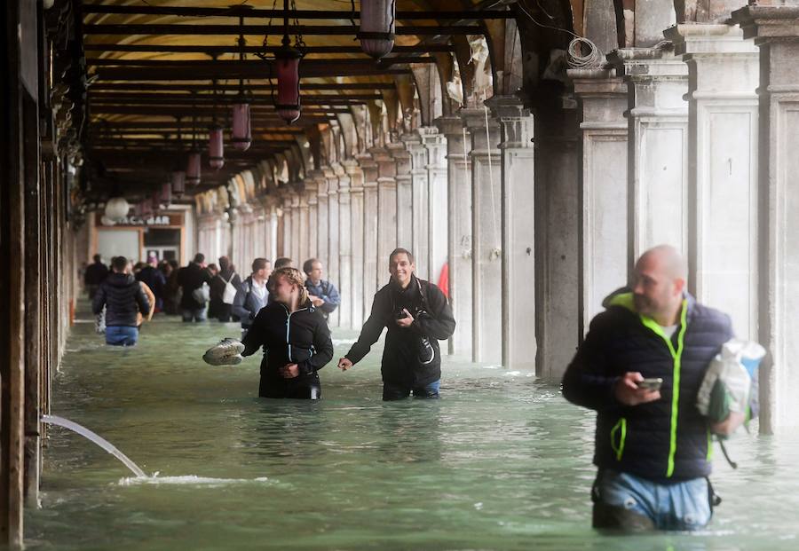 El agua alcanzó el lunes un nivel histórico en Venecia debido al  temporal de fuertes vientos, precipitaciones y mareas altas que azota Italia , donde además muchas escuelas se vieron obligadas a cerrar. Hacia las 15 horas, el 'acqua alta' (agua alta) alcanzó un máximo de 156 centímetros en Venecia. Las habituales pasarelas de madera que permiten caminar en seco en caso de inundación dejaron de ser seguras. La plaza de San Marcos quedó inaccesible para los turistas y muchos decidieron recorrer las calles de alrededor. Los niños iban a hombros de sus padres y con los pies empapados. Es la sexta vez en la historia reciente de la ciudad que el 'acqua alta' supera los 150 centímetros: en 1951 llegó a 151 cm.; en 1976 a los 166 cm.; en 1986 alcanzó los 159 cm.; en 2008 se situó en 156 cm. y en noviembre de 1966 logró un nivel récord de 194 cm.