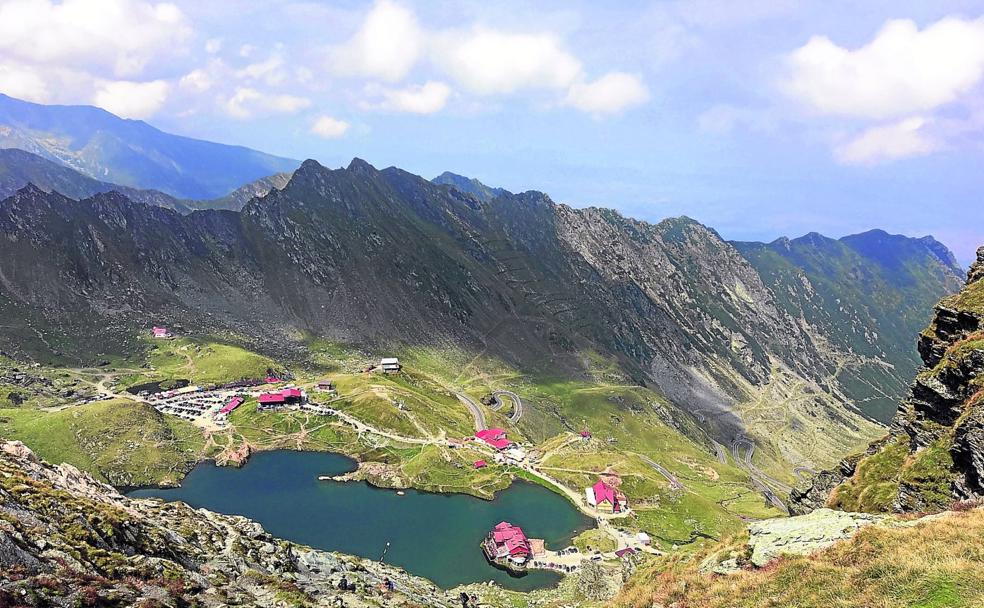 Las imponentes vistas desde las montañas Fagaras, a más de 2.400 metros de altitud. Al fondo se ve Transfagarasan, la serpenteante carretera que atraviesa los Cárpatos. 