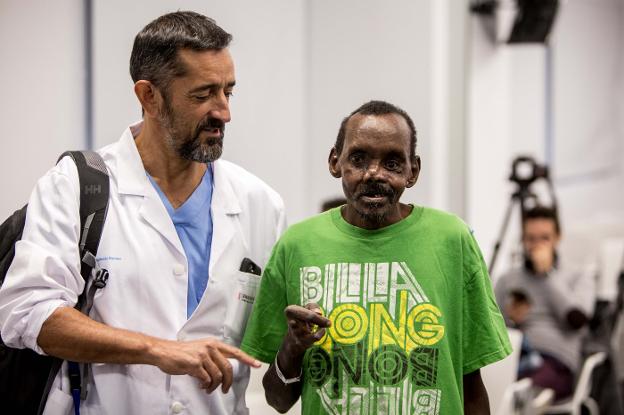 El doctor Pedro Cavadas y Lonunuko, ayer, en el salón de actos del Hospital de Manises. 