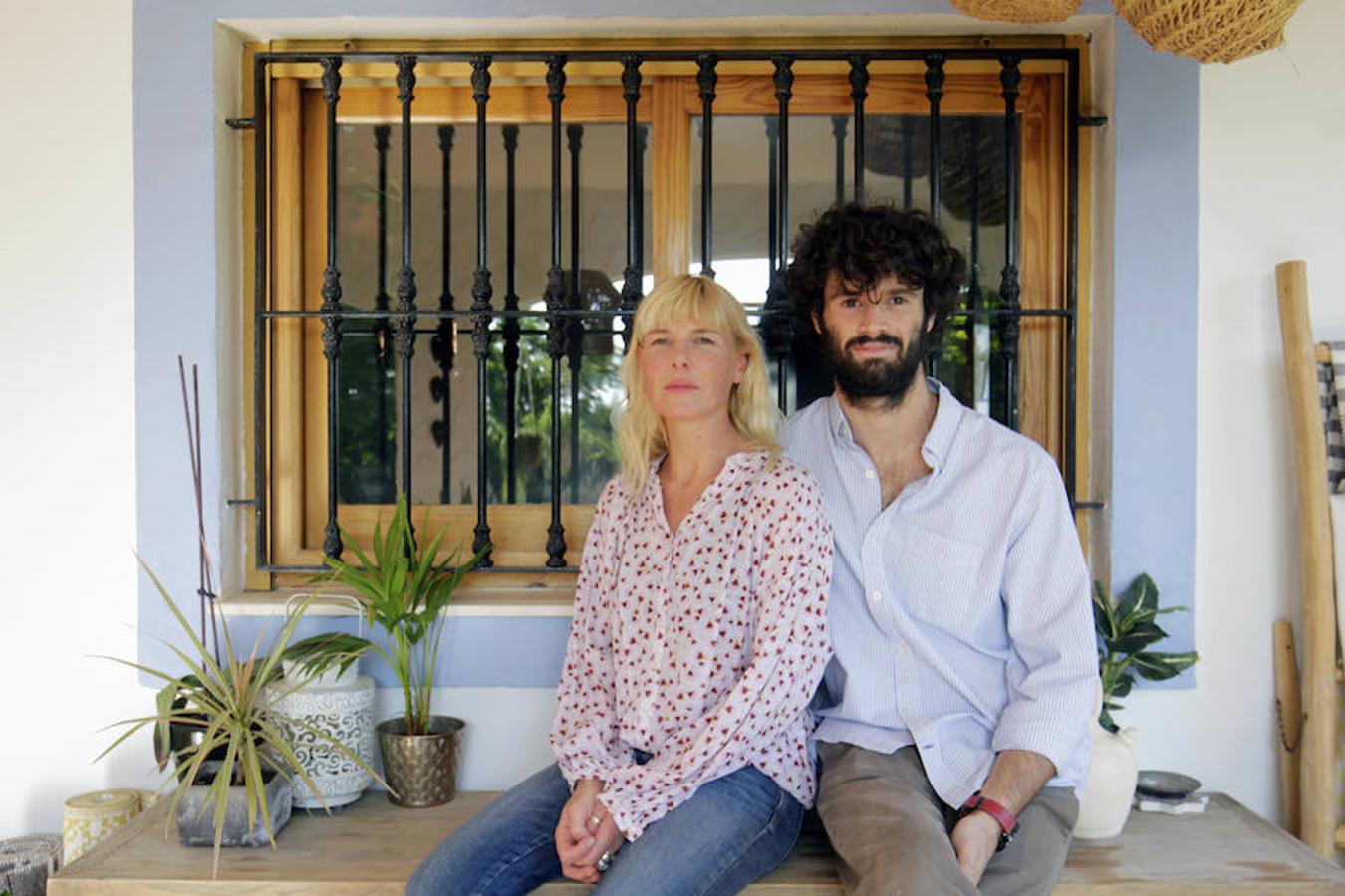 Dejó Bruselas para instalarse en la quietud de Domeño en compañía de sus hijos y su pareja. En una antigua casa de campo ha creado un hogar de diseño, donde los materiales naturales y un carácter propio definen el espacio.