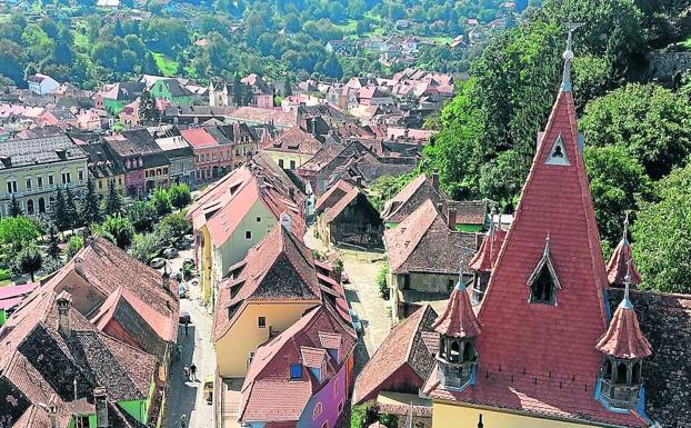 Sighisoara vista desde lo alto de la Torre del Reloj, coronada por una aguja, a 64 metros de altura. Desde allí se contempla toda la ciudad. 