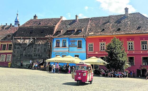 Una de las plazas más bonitas de Sighisoara, una ciudad medieval de origen sajón que es Patrimonio de la Humanidad. Allí nació 'el empalador', que inspiró 'Drácula'. 