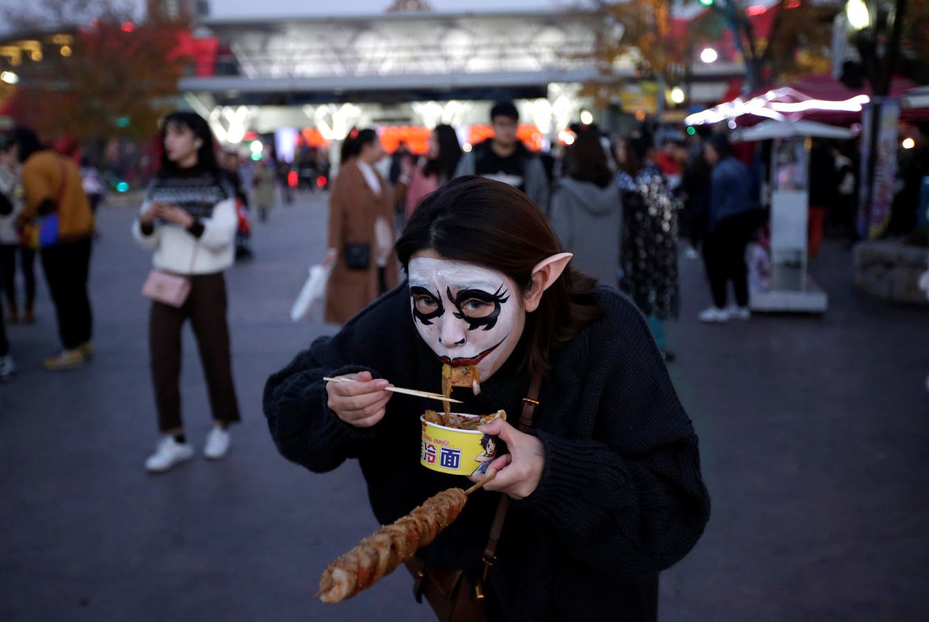 Múltiples rincones del planeta celebran la fiesta de Halloween, que tiene como origen la fiesta celta Samhain, del fin de la cosecha. Washíngton, Pekín, Hong Kong, Johannesburgo, Berlín, Galway (Irlanda), Krulov y Managua son sólo algunas de la ciudades que se disfrazan esta noche.