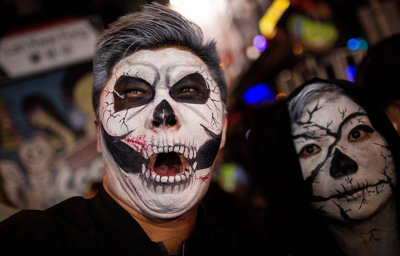 Múltiples rincones del planeta celebran la fiesta de Halloween, que tiene como origen la fiesta celta Samhain, del fin de la cosecha. Washíngton, Pekín, Hong Kong, Johannesburgo, Berlín, Galway (Irlanda), Krulov y Managua son sólo algunas de la ciudades que se disfrazan esta noche.