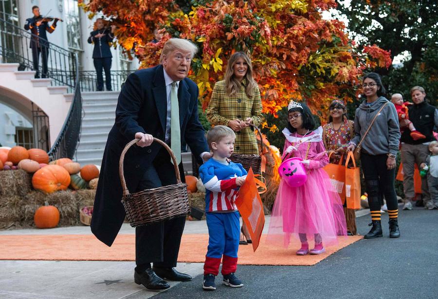 Múltiples rincones del planeta celebran la fiesta de Halloween, que tiene como origen la fiesta celta Samhain, del fin de la cosecha. Washíngton, Pekín, Hong Kong, Johannesburgo, Berlín, Galway (Irlanda), Krulov y Managua son sólo algunas de la ciudades que se disfrazan esta noche.