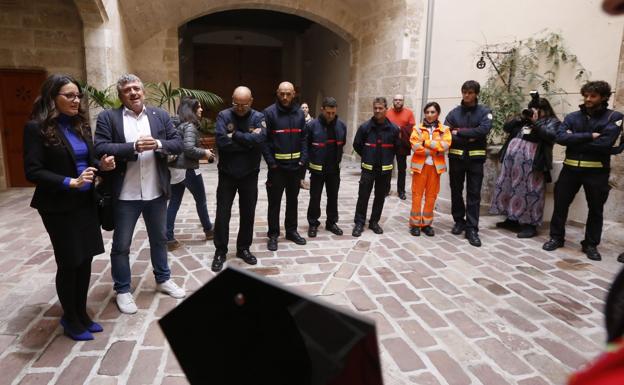 Mónica Oltra y Josep Bort, a la izquierda en la imagen, ayer junto a algunos bomberos. 